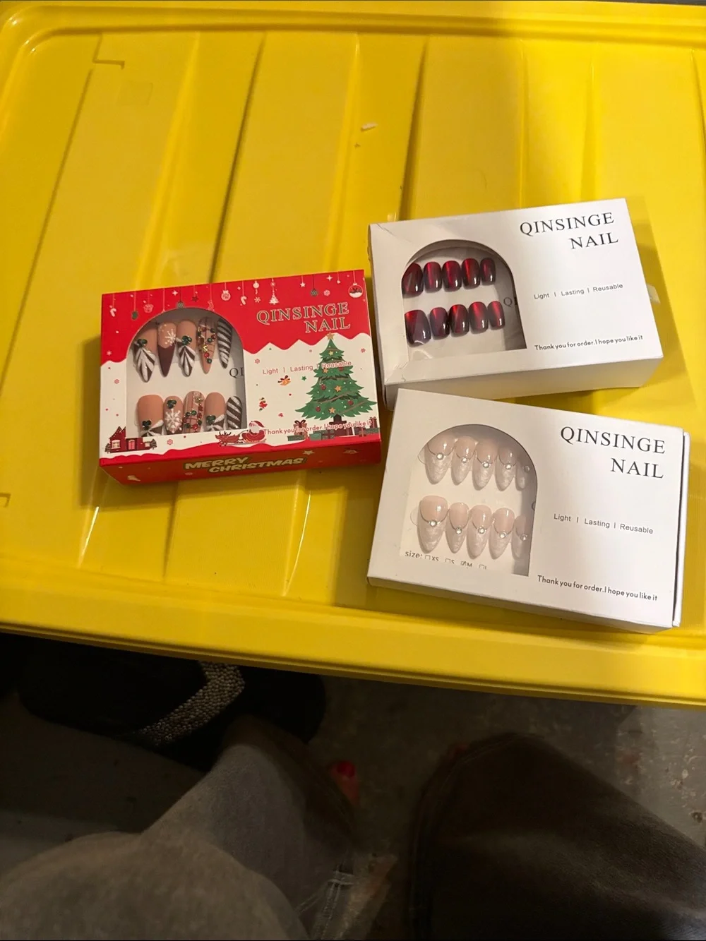 QINSINGE Nail Press-On Set — Red, Nude & Pink Holiday Designs